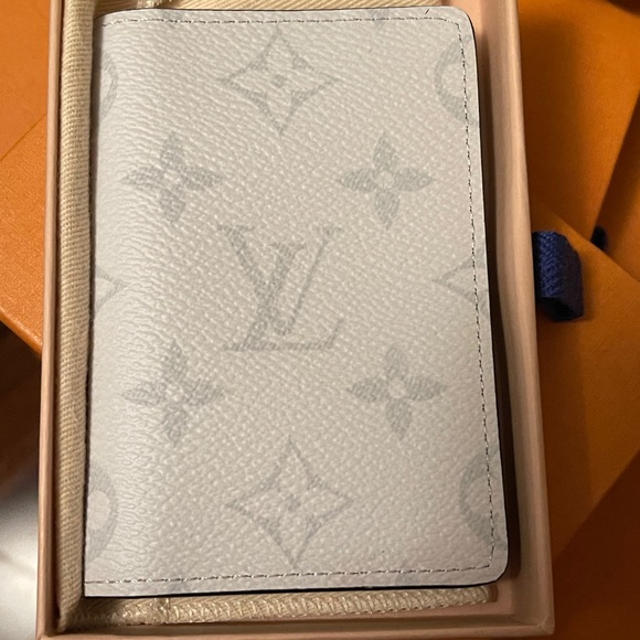 🤍✨Rare LV White Pocket Wallet✨🤍 - Picture 2 of 5
